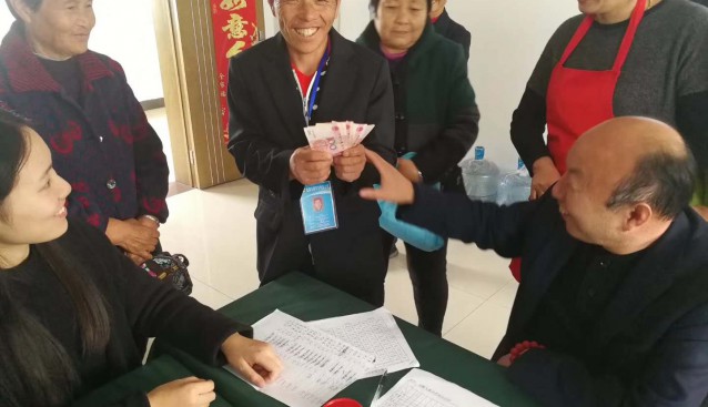 安徽：天都靈芝品制公司現場發放工資 殘疾人員工喜笑顏開