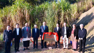 湯加國王在福建親手種下一株菌草