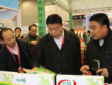 參會領(lǐng)導(dǎo)在展位前認(rèn)真查看展品